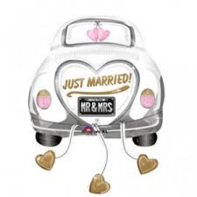 Carro branco decorado para casamento com inscrição JUST MARRIED