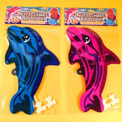 Dois balões em forma de golfinho azul e rosa embalados, com etiqueta AUTO SHAPE BALLOON
