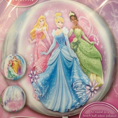 Bola insuflável redonda com ilustração de princesas Disney em vestidos coloridos