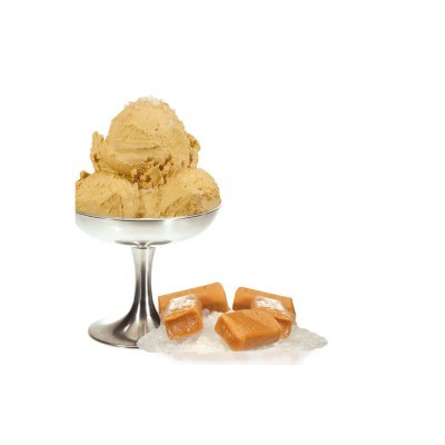 Taça com gelado caramelo e caramelos com sal