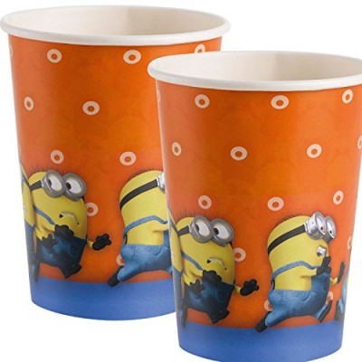 Dois copos de papel laranja com Minions e bolinhas brancas