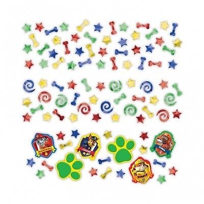 Pequenos acessórios decorativos coloridos em várias formas e emblemas de personagens de desenho animado