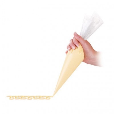Saco de pasteleiro com creme amarelo a ser usado para decorar uma superfície branca