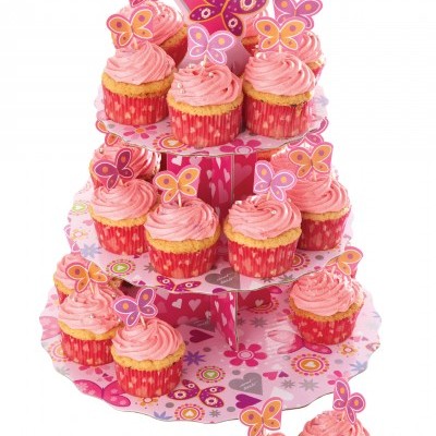 Suporte de três andares com cupcakes rosa decorados com borboletas de papel