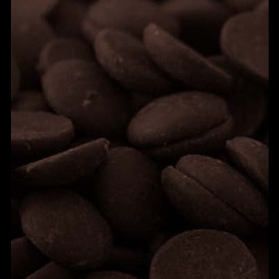 Gotas de chocolate castanho escuro em plano próximo