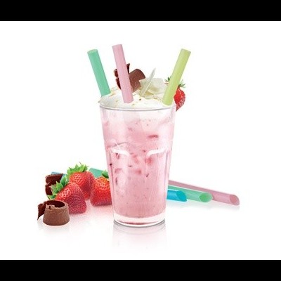 Bebida rosa em copo de vidro com palhinhas coloridas e frutas frescas