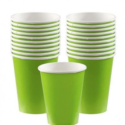 Conjunto de copos descartáveis verdes com interior branco empilhados