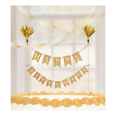 Decoração de bolo com bandeirinhas douradas e pompons dourados.