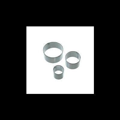 Conjunto de três cortadores redondos de metal prateado