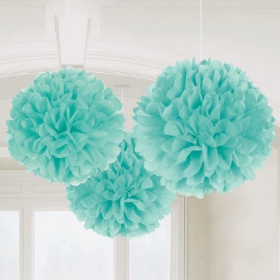 Bolas decorativas azuis de papel penduradas num interior