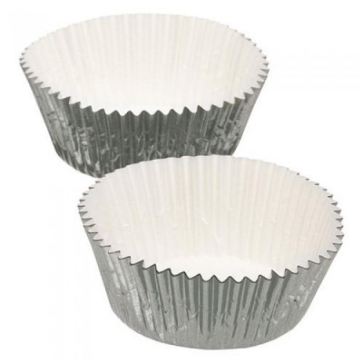 Dois copos para cupcakes em papel branco com exterior prateado