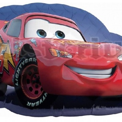 Almofada em forma de carro vermelho com olhos grandes e número 95