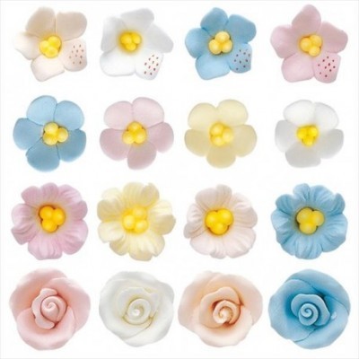 Flores decorativas de açúcar em várias cores pastel sobre fundo branco