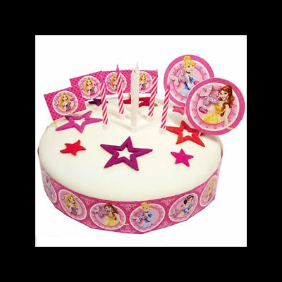 Bolo decorado com imagens das Princesas Disney em cores rosa e branco