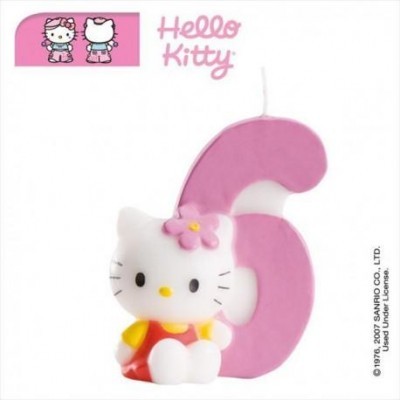 Vela número 6 com figura Hello Kitty vestida de amarelo e vermelho