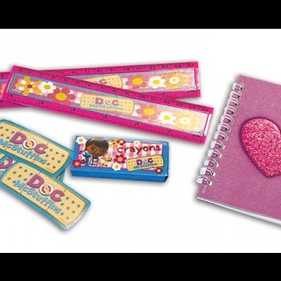 Material escolar DOC com caderno rosa, lápis de cor, réguas e gomas