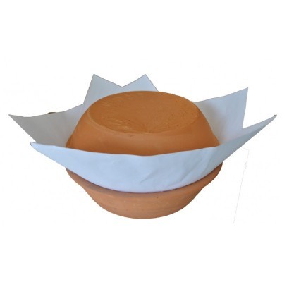 Tigela de barro com tampa e papel branco entre os dois, fundo branco