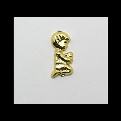 Pingente dourado em forma de criança ajoelhada com as mãos juntas