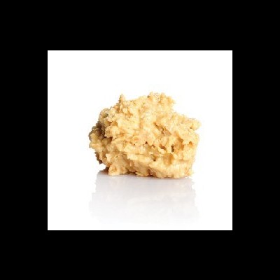 Porção de massa cremosa bege clara sobre superfície branca