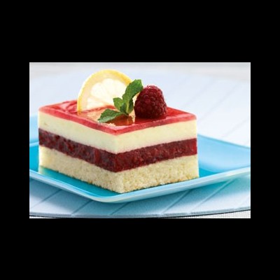 Fatia de bolo com camadas vermelha e branca, decorada com limão e framboesa