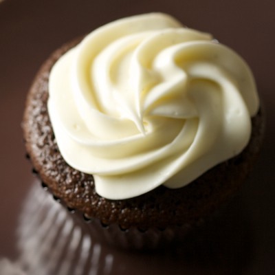 Cupcake de chocolate com cobertura branca cremosa em espiral