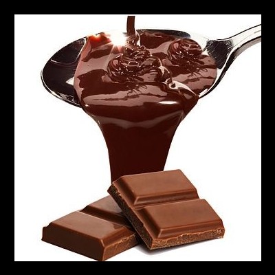 Chocolate derretido a escorrer de colheres para pedaços sólidos