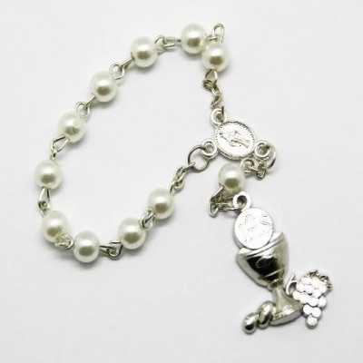 Pulseira branca com pendentes metálicos em fundo branco