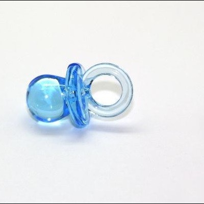 Chupeta de plástico azul translúcido com bocal circular e botão arredondado