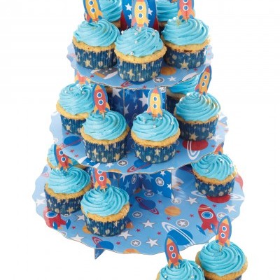 Cupcakes com cobertura azul claro e fichas decorativas de foguetes, em suporte decorado com tema espacial.