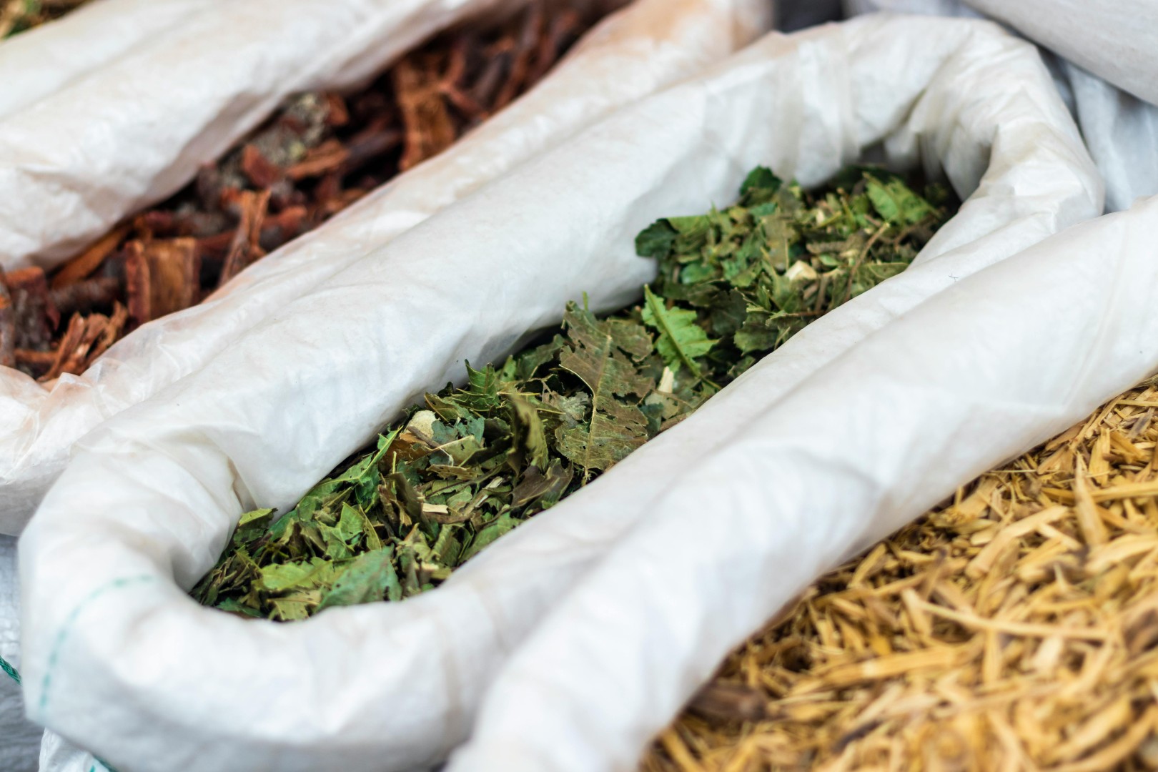 Sacos com plantas aromáticas secas