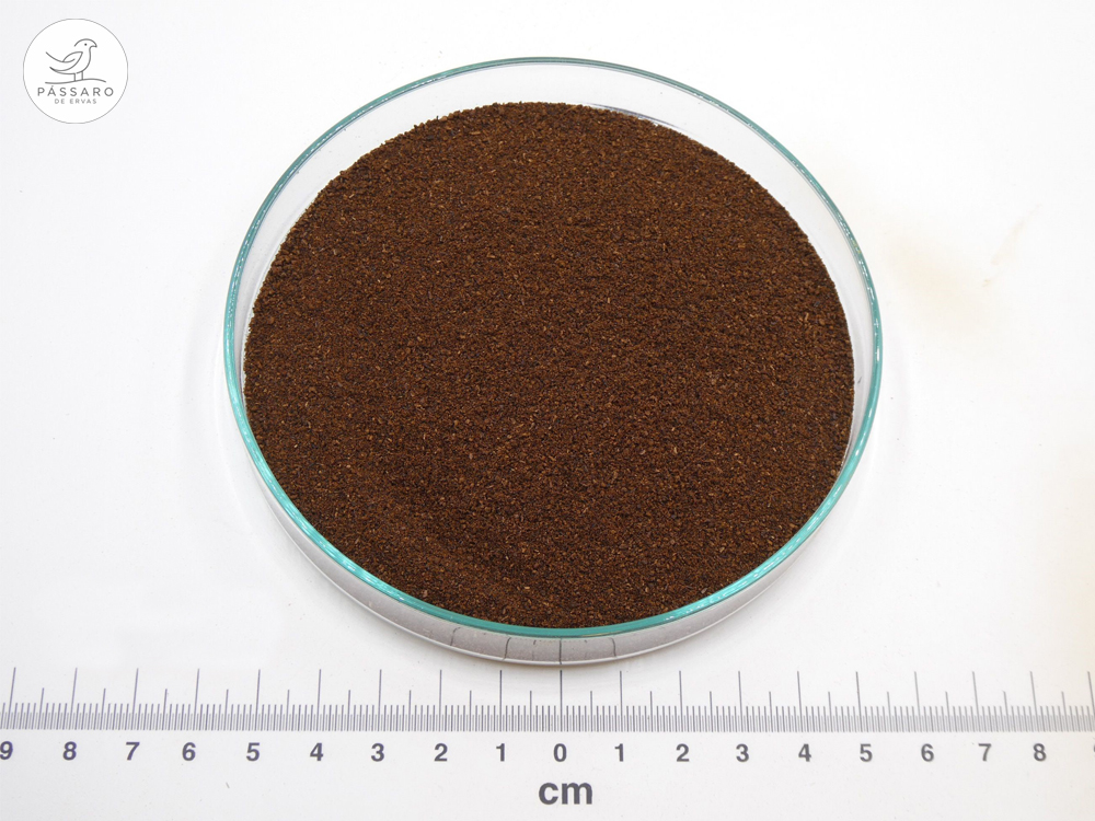 Baunilha Pó bio* Pó castanho escuro em placa de vidro com régua em centímetros