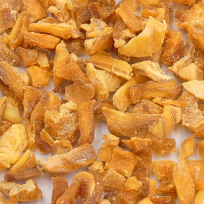 Pedaços de gengibre seco castanho claro e amarelado