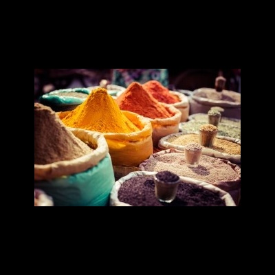 Sacolas de especiarias em pó coloridas num mercado