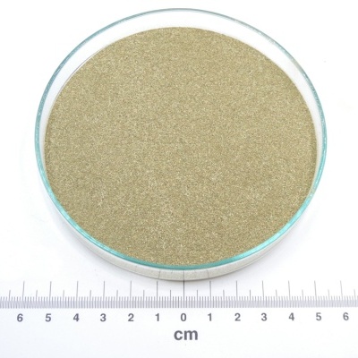 Pó fino verde-acinzentado em placa de vidro redonda com régua cm