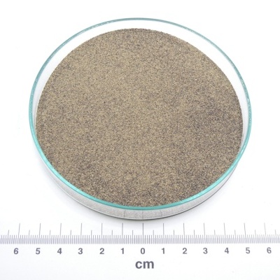 Pó castanho claro em cápsula de vidro redonda com régua em cm