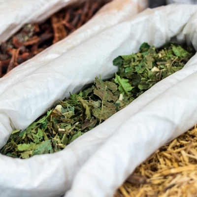 Sacos com plantas aromáticas secas