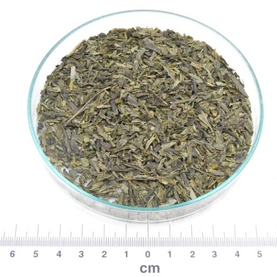 Ervas secas verdes e castanhas num prato de vidro