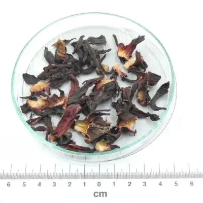 Folhas secas de hibisco em prato de vidro com régua