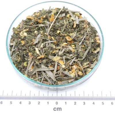 Mistura de ervas secas numa placa de vidro com régua ao fundo e logo PÁSSARO DE ERVAS