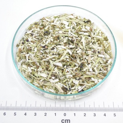 Prato de vidro com mistura de ervas secas coloridas