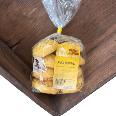 Pacote de bolinhos de manteiga com etiqueta amarela em mesa de madeira