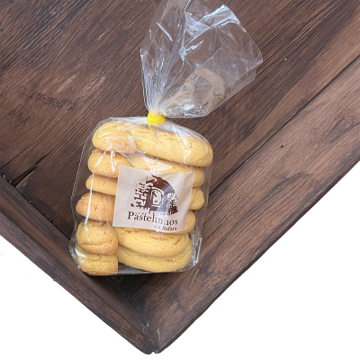 Pacote de biscoitos amarelos com etiqueta, sobre madeira escura