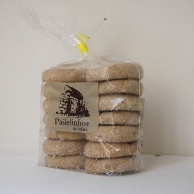 Pacote transparente com pastelinhos redondos bege e etiqueta Pastelinhos de Safara