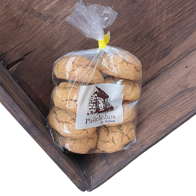 Pacote transparente com biscoitos amarelos claros e etiqueta Pastelinhos de Safara