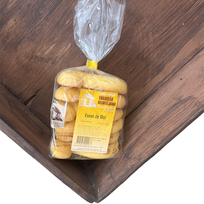 Pacote de biscoitos tradicionais alentejanos chamados Esses de Mel sobre superfície de madeira