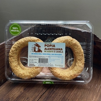 Dois bolos redondos em embalagem plástica transparente com etiqueta de popia alentejana.