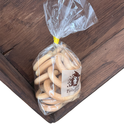 Pacote de biscoitos circulares em saco transparente com etiqueta Pastel