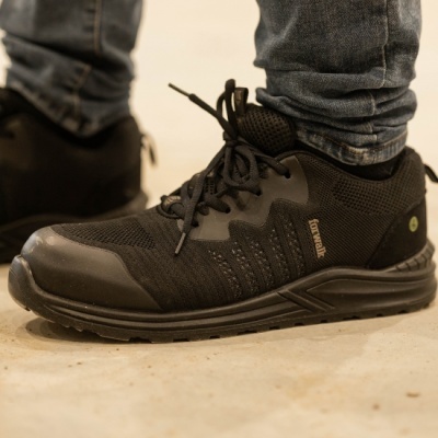 Ténis desportivos pretos com etiqueta forwalk, malha e atacadores