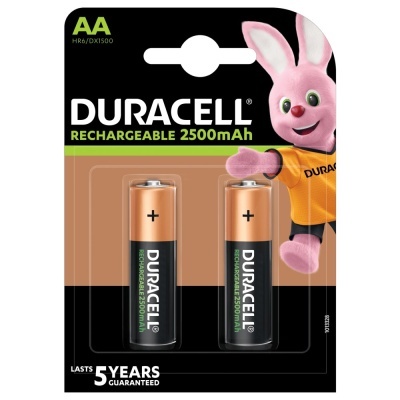 Baterias recarregáveis AA Duracell 2500mAh numa embalagem com coelho rosa