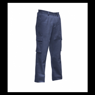 Calças cargo azuis com bolsos laterais em fundo branco